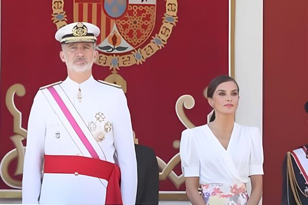 Reina Letizia derrocha complicidad con el rey Felipe en el desfile de las Fuerzas Armadas