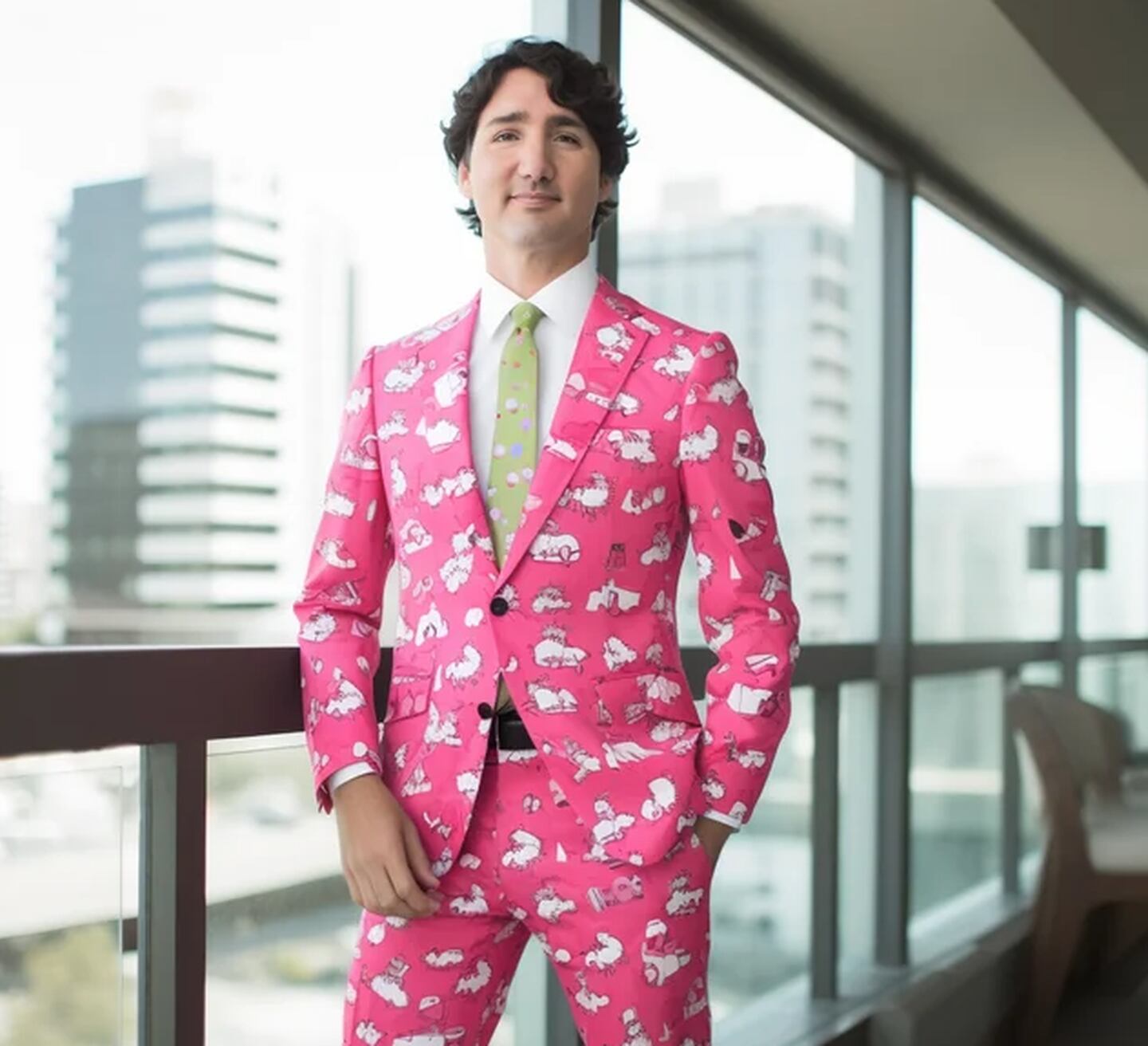 Justin Trudeau, primer ministro de Canadá, con traje de Hello Kitty