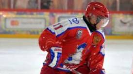 Vladimir Putin sorprende con su talento jugando hockey sobre hielo en Moscú