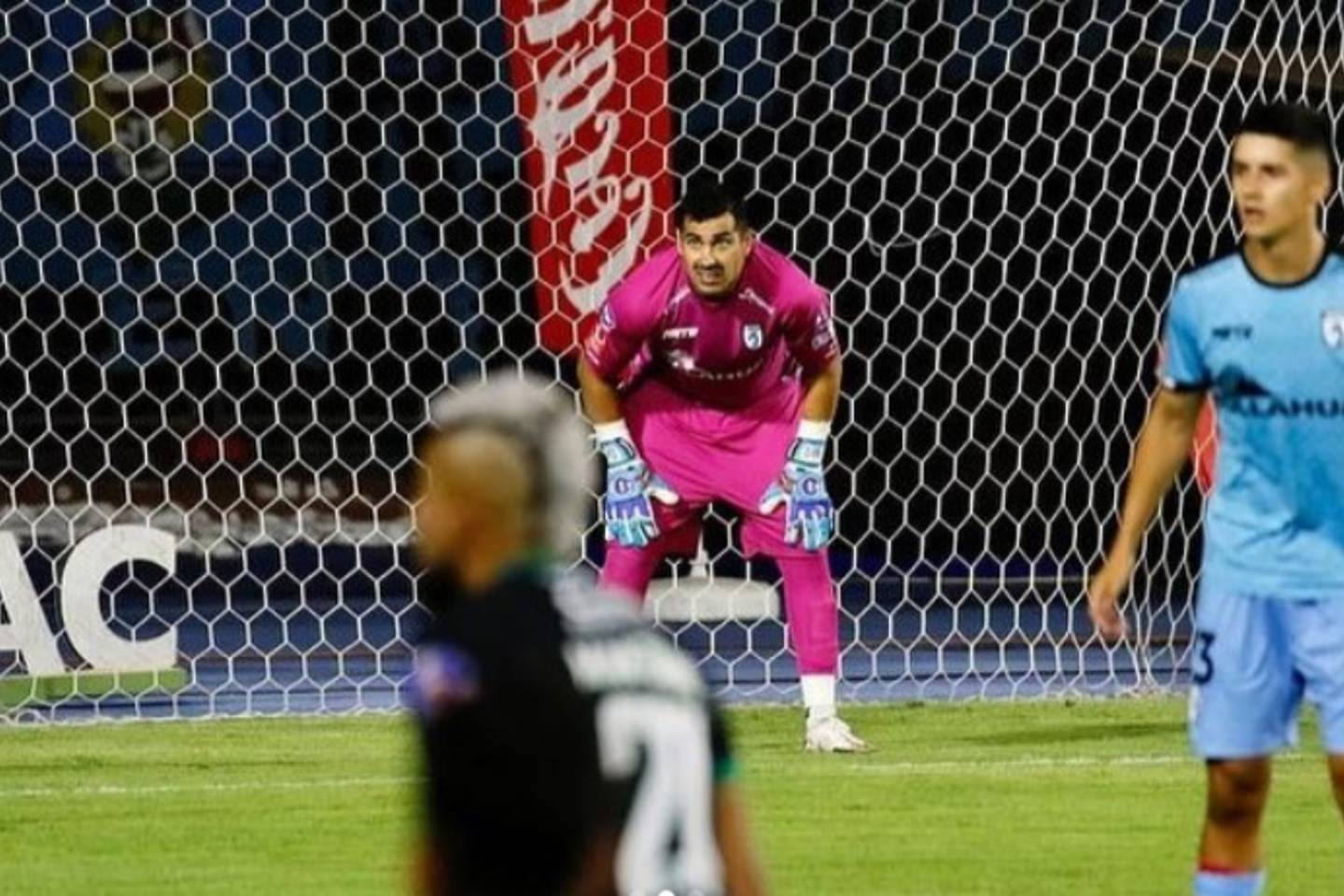Daniel Castillo concentrado durante el partido de Deportes  Iquique y 
Deportes Puerto Montt.