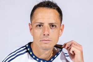 Chicharito pasa por mucho dolor al estar alejado de sus hijos