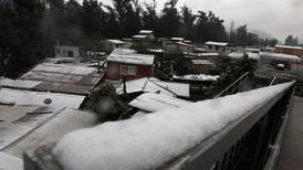 Pronostican nueva nevada en Santiago para la tarde de este jueves y en más comunas: Revisa dónde podría caer nieve otra vez