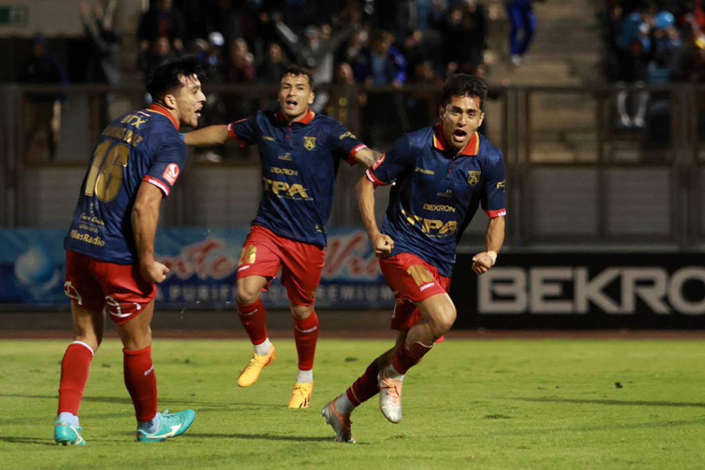 Jugadores de San Marcos de Arica festejan un gol ante Cobreloa en partido correspondiente a la fecha 16 del Campeonato Nacional de Primera B.