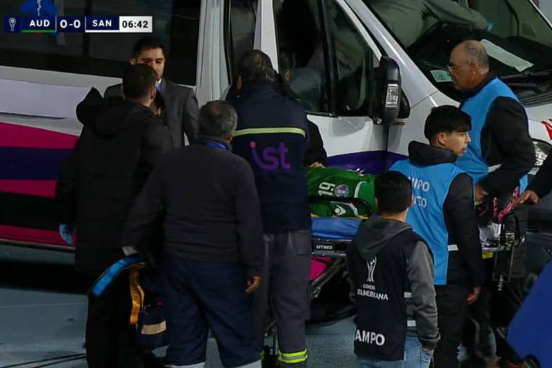 El futbolista Gonzalo Ríos en camilla y rumbo hacia a la ambulancia tras sufrir un golpe en el partido de Audax Italiano y Santos por Copa Sudamericana en el estadio El Teniente de Rancagua.