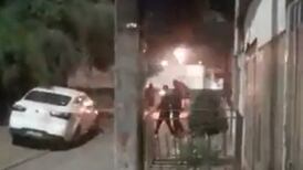 VIDEO | Atacan comisaría de Pudahuel con bombas molotov y fuegos artificiales