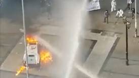 VIDEO | Lanzan bomba molotov a Carabineros en medio de protesta a las afueras del Instituto Nacional