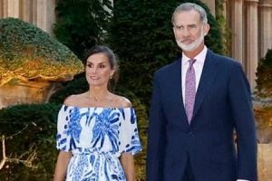 Reina Letizia estrena vestido en el Palacio de Marivent