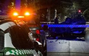 Adolescente de 15 años fallece al colisionar y volcar en un auto robado en Peñalolén