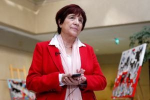 Carmen Hertz aclaró que devolvió cadena Swarovski que le regaló exalcaldesa Cathy Barriga en 2018