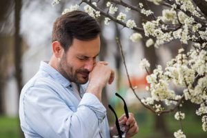 ¿Cómo diferenciar un resfriado de una alergia primaveral?