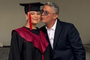“Ni millones de kilómetros me impedirían estar contigo”: Alejandro Sanz sorprende a su hija en el día de su graduación
