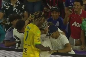 VIDEO | Inédito: Vinícius Jr se perdió un gol y se puso a firmar camisetas en pleno partido de leyendas