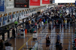 Denuncian estafa de un taxista cobró casi $7 millones de pesos a una holandesa por traslado desde el Aeropuerto de Santiago