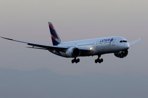 Confirman a pasajero chileno en lista de heridos del vuelo de Latam afectado por falla técnica