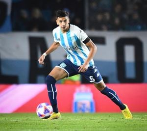 “Chileno” Tomás Avilés jugará con Messi y Racing busca a zaguero de La Roja para reemplazarlo