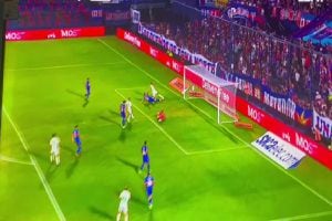 VIDEO | No se puede creer: Iván Morales es objeto de burlas en Argentina por este increíble gol que se perdió