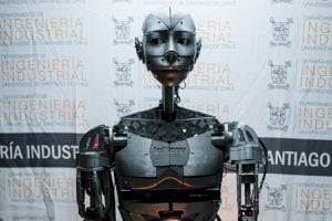 Conoce a ATOM, el robot humanoide que fue creado por estudiantes chilenos