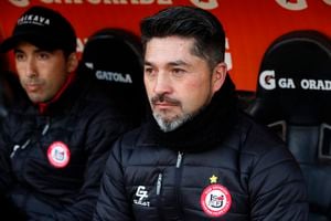 Cuestionado DT del fútbol chileno descarta su renuncia: “Lo estamos haciendo bien”