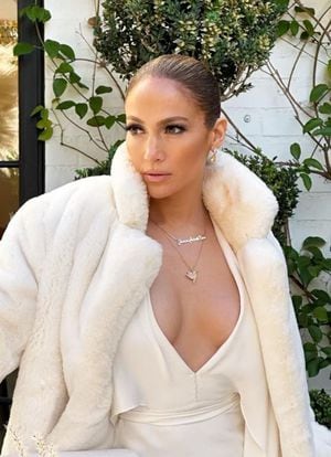 Jennifer Lopez presume el conjunto de lencería ideal para este verano