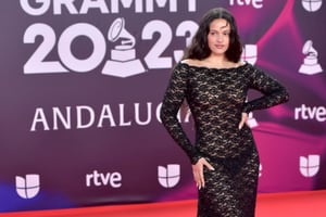 Rosalía, Fran Valenzuela y más: Los mejores looks de la Alfombra Roja de los premios Grammy Latino