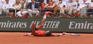 VIDEO | La fea caída que sufrió Novak Djokovic en la final de Roland Garros