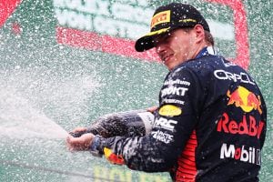Max Verstappen gana el GP de Gran Bretaña y Checo Pérez vuelve a quedar fuera del podio