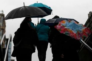 “Algunas gotitas aisladas”: Meteórologo Eduardo Sáez confirma a qué hora terminará la lluvia en Santiago