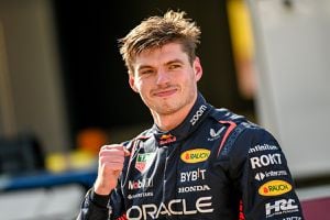 Celebra Red Bull: Max Verstappen descarta fichar por Mercedes “por ahora”