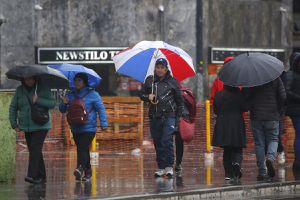 A preparar los paraguas: ¿Cuánta lluvia caerá este viernes en Santiago?