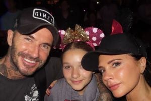 David Beckham y Victoria Beckham celebran como niños el cumpleaños de Harper Seven, en Disney
