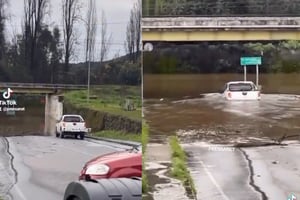 VIDEO | ¿Lo habrá logrado? Conductor intenta atravesar paso bajo nivel inundado