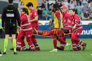 Futbolista de la Roma se descompensó en pleno partido contra el Udinese y paralizó el fútbol italiano