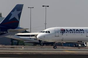 Pasajeros estudian demandar a Latam por grave incidente en vuelo Sídney-Santiago