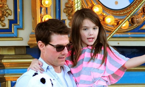 Hija de Tom Cruise y Katie Holmes planea su vida universitaria alejada cada vez más de su padre
