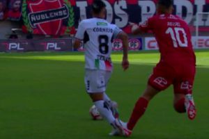 VIDEO | Mena fue expulsado por lo mismo: jugador de Ñublense se salvó de la roja tras un planchazo en Chillán