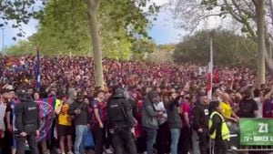 VIDEO | “Muérete”: Hinchas del Barcelona se acordaron de Vinícius en la previa del partido vs PSG