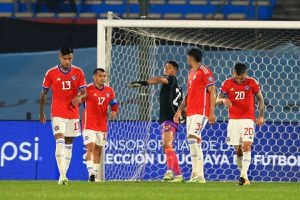 Alarma en La Roja: figura de la selección sufrió compleja lesión y será evaluado