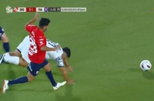 VIDEO | Ex jugador de Universidad Católica arruinó el retorno al fútbol del Kun Agüero