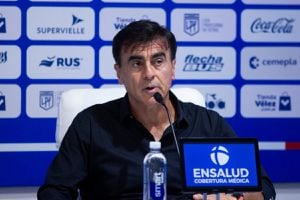 Terrible escándalo afecta a Gustavo Quinteros: 4 jugadores de Vélez denunciados por abuso sexual