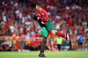 VIDEO | Hasta lo levantó: hincha invadió la cancha para saludar y festejar con Cristiano Ronaldo