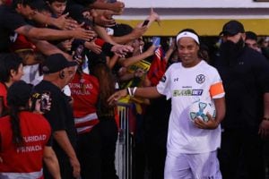 FOTOS | El papelón que vivió Ronaldinho en el partido de leyendas que se jugó en Chile