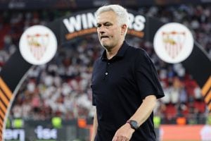 José Mourinho recibió dura sanción de la UEFA tras insultar al árbitro de la final de la Europa League