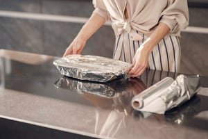 ¿Cuál es la forma correcta de usar el papel de aluminio para cocinar?: Revisa para qué sirve cada lado