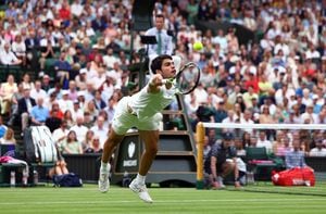 Contra los pronósticos: Carlos Alcaraz vence a Novak Djokovic y se queda con la corona en Wimbledon