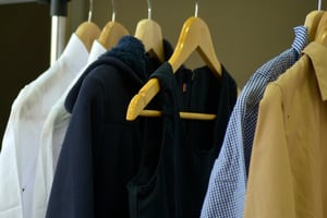 ¿Cómo evitar las manchas de sudor en la camisa o blusa del uniforme escolar?