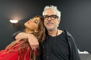 Hija de Alfonso Cuarón, Tess Bu, debuta como cantante en su primer festival