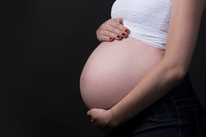 Trabajadoras embarazadas o sus cónyuges pueden recibir $20 mil mensuales