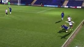 [VIDEO] La brutal patada de experimentado defensa del Chelsea a un jugador de 16 años