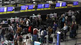 Denuncian que un taxista cobró casi $7 millones de pesos a una holandesa por traslado desde el Aeropuerto de Santiago