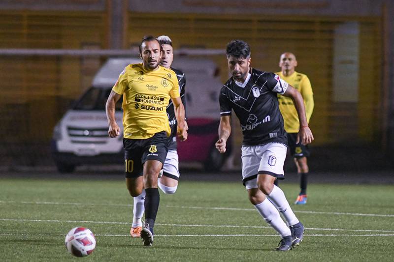 El futbolista de San Luis de Quillota Mathías Vidangossy disputa el balón con un jugador de Santiago Morning.